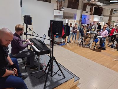 In einem Saal; eine Musikgruppe spielt